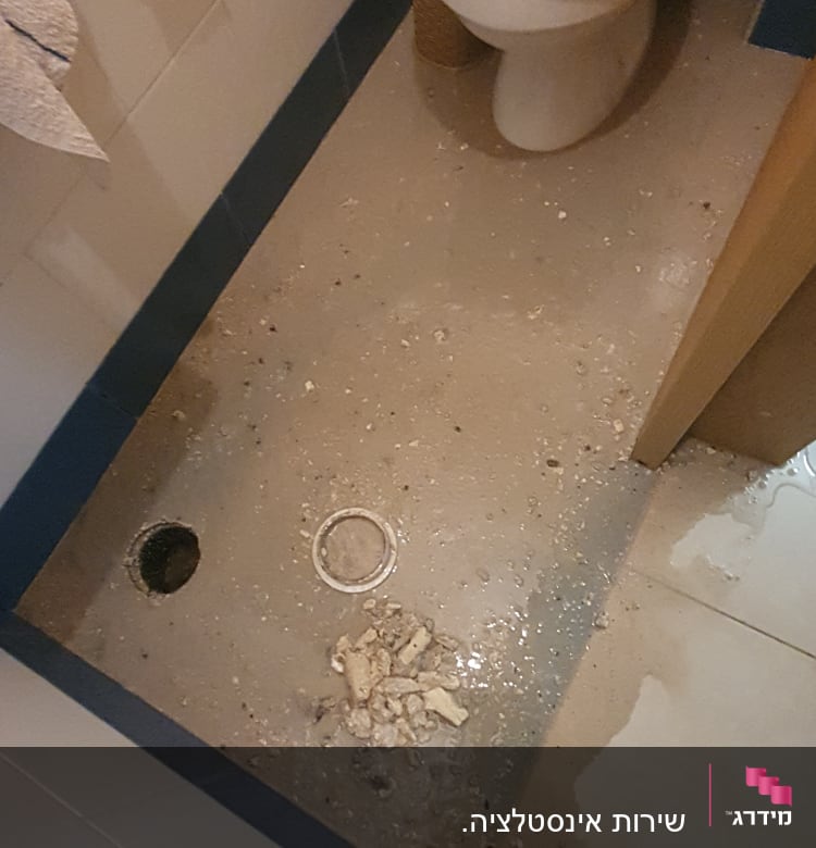 שירותים מוצפים עם לכלוך על הרצפה